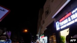 Люди знімають на відео снаряди в небі над Дохою в Катарі, 23 червня 2025 року