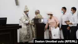 Өкмөттүн Ош облусундагы өкүлчүлүгүнө башчы болуп дайындалган Байыш Юсуповго чапан жаап, калпак кийгизишүүдө. 17-август, 2020-жыл.