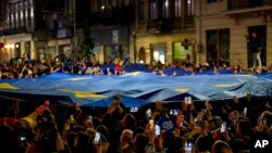 Mii de oameni au jubilat pe străzile Bucureștiului după victoria lui Nicușor dan la prezidențiale