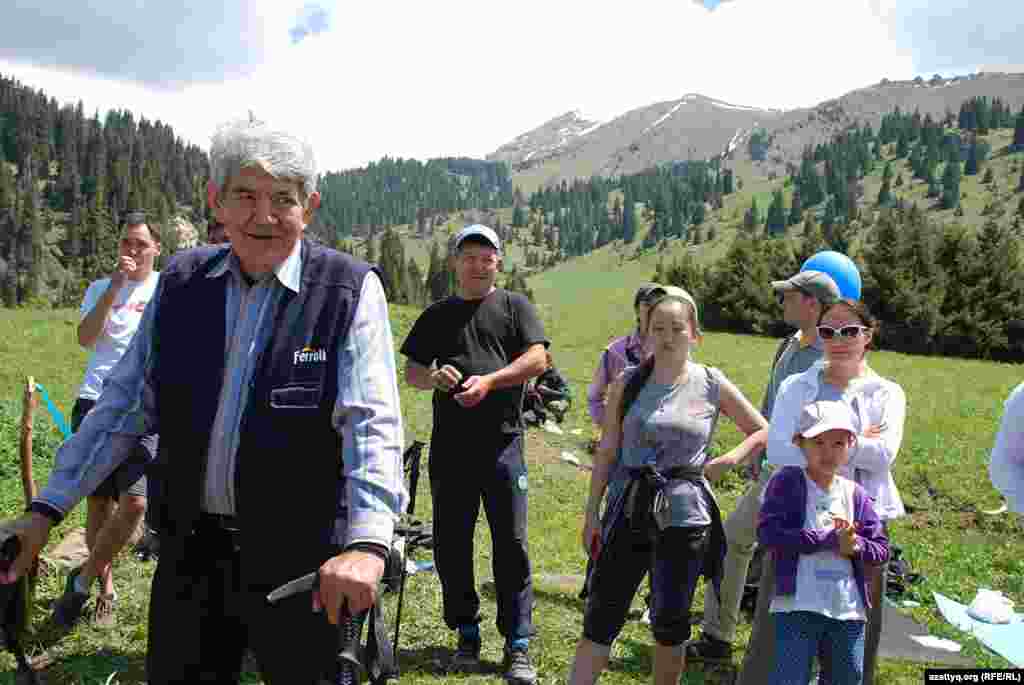 ​"Табиғат" экологиялық қозғалысының жетекшісі Мэлс Елеусізов жұртты Көкжайлауға тағы да келуге, Астанаға хат жазуға шақырды. Ол келер жолы құрал-сайман ала келіп, 2011 жылы құлаған ағаштардан "рухани ғибадатхана" салу жайлы ұсыныс айтты. Ол идеяны қолдаушылар көп болмады.