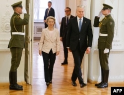 Президент Литвы Гитанас Науседа и президент Еврокомиссии Урсула фон дер Ляйен во время церемонии присоединения сетей Балтии к сетям ЕС. Вильнюс, 9 февраля 2025 года