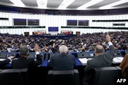 Membrii Parlamentului European iau parte la o sesiune de vot la Strasbourg pe 12 martie 2025. 33 dintre cei 720 de membrii ai PE sunt reprezentanții României.