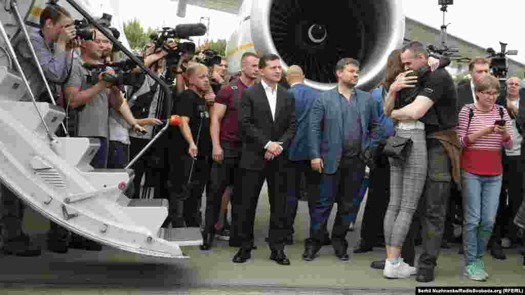 Regizorul ucrainean Oleh Sențov își îmbrățișează fiica, ajuns la Kiev după un schimb de prizonieri între Rusia și Ucraina, 7 septembrie 2019