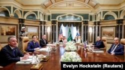 Перша зустріч делегацій 