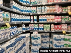 Qumësht në raftet e një marketi në kryeqytet.