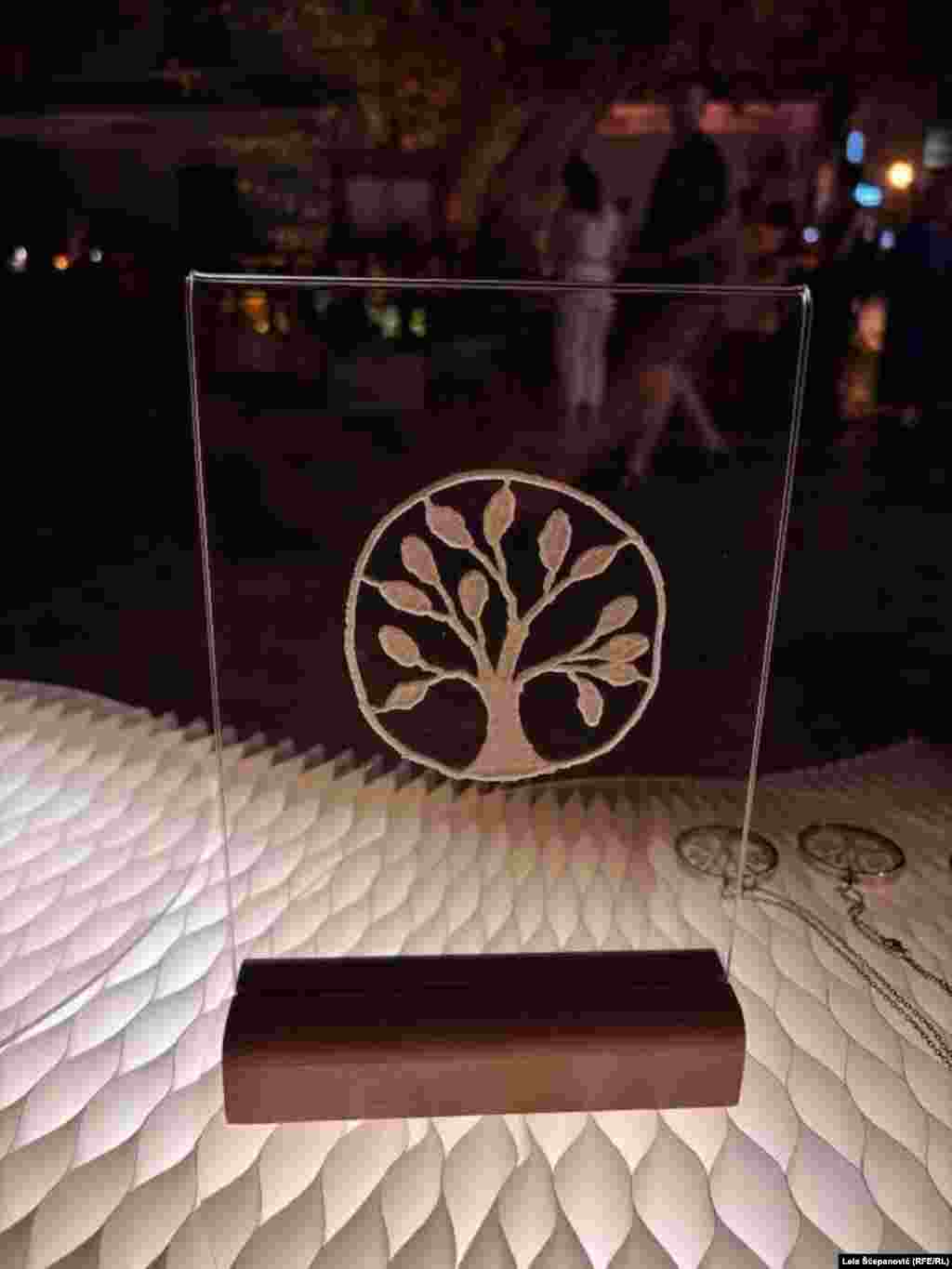 Na jednom od suvenira, koji je izrađen od dobrotske čipke (vez), je motiv crne topole. To najstarije kotorsko drvo vjekovima živi na Pjaci od Kina. Smatra se da je crna topola posađena 1667. godine.