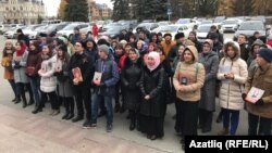 Дәүләт шурасы бинасы каршына килгәннәр