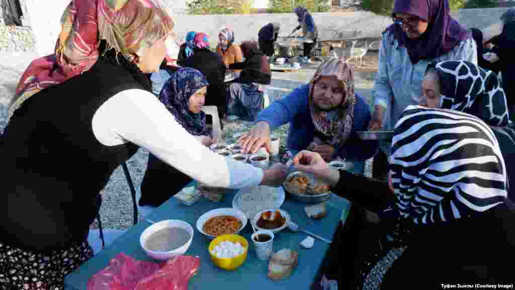  Авыл халкы бергә җыелып мәҗлесләр уздыра. Туфан Зыялы фотосы