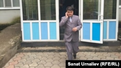 Гражданский активист Айболат Букенов у здания суда. Уральск, 18 мая 2016 года.       