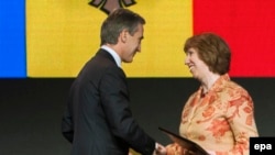 Молдова премьер-министры Юрие Лянкэ һәм Европа Берлегенең тышкы сәясәт башлыгы Кэтрин Эштон Вильнюста килешү имзалаганнан соң