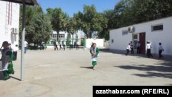 Illýustrasiýa suraty. Aşgabatda bir mekdep howlusy.