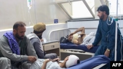 ژوبل شوي کسان د ۲۰۲۵ د سپټمبر په لومړۍ نېټه د زلزلې تر پېښېدو وروسته د افغانستان په جلال‌اباد کې په روغتون کې درملنه ترلاسه کوي