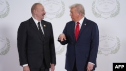 Donald Tramp Şarm əl-Şeyxdə Qəzza Sülh Sammiti zamanı İlham Əliyevlə danışır.