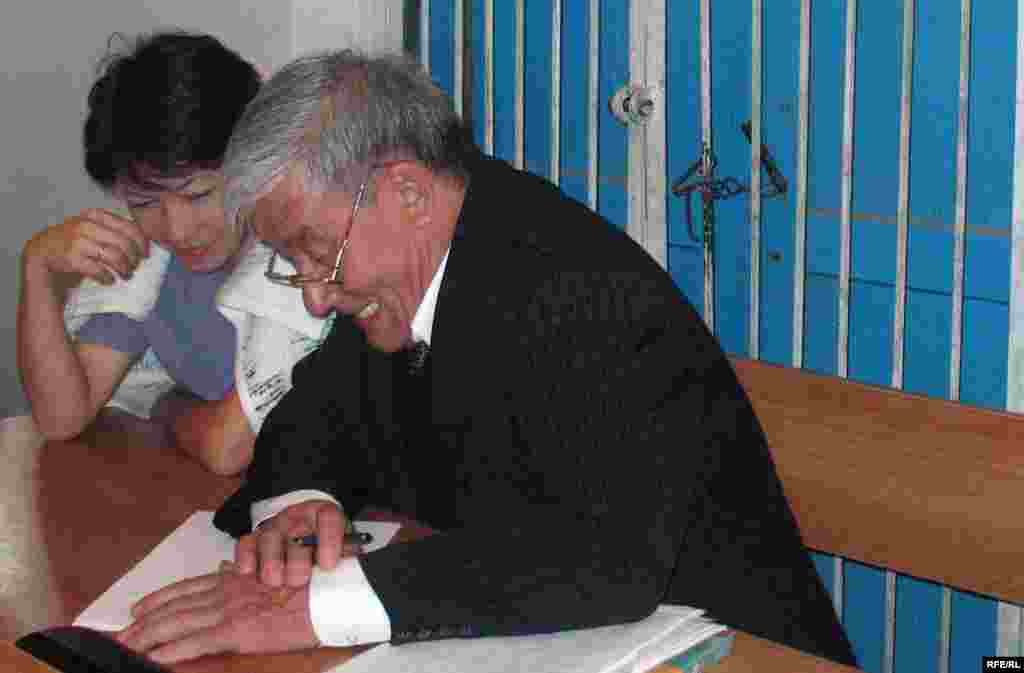 Cестра погибшего пешехода Каната Молдабаева Толкын Кудабекова и ее адвокат Марат Кабулов в суде.  - На месте аварии с участием машины Евгения Жовтиса скончался 35-летний житель Алматинской области Канат Молдабаев. Мать погибшего, по данным стороны защиты Жовтиса, не имела претензий к нему и просила не возбуждать против него дело. Однако сестра и родственники со стороны отца Каната Молдабаева сказали в суде, что они настояли на том, чтобы Евгений Жовтис понес уголовное наказание.