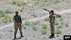 د پاکستان امنيتي سرتېري د خيبر پښتونخوا په يوه غرييزه سيمه کې له خپلې پوستې سره ولاړ دي ـ پخوانی انځور