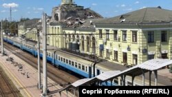 Харьковдогу Лозовая темир жол бекети Орусиянын аткылоосунан кийин.  Август, 2025-жыл 
