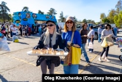 Українські біженці в Америці готують їжу для американців, які потерпіли від пожеж