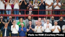 Премиерот Христијан Мицкоски и други функционери на кошаркарски натпревар во Куманово, Северна Македонија