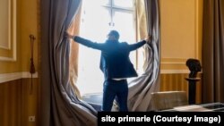 Imagine simbolică a transparentizării Primăriei Timișoara distribuită de primarul Dominic Fritz