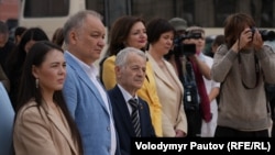 Qırımtatar halqınıñ milliy lideri Mustafa Cemilev (ortada)