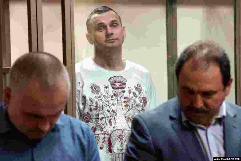 Соттағы соңғы сөзінде Олег Сенцов (ортада) "басқыншылар соты әділетті бола алмайды" деп мәлімдеген.