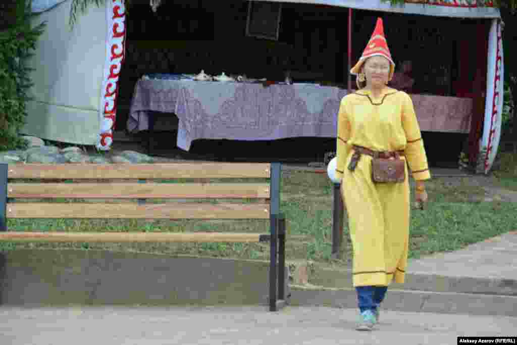 Жена Данияра Байдаралина Асылгуль в образе сакской женщины, "дополненном" брюками и обувью из новой эпохи.&nbsp;
