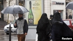 Марсельнең зур урамнарында мондый хатын-кызларның йөрүе тыела