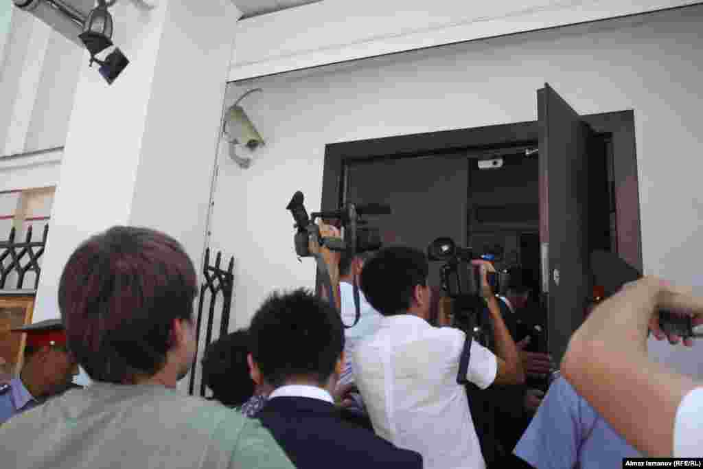 Заместитель министра иностранных дел КР Аскар Бешимов входит в посольство Белоруссии