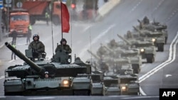 რუსული T-90M ტანკები მოსკოვის ცენტრში 9 მაისის გამარჯვების დღის აღლუმის რეპეტიციის დროს