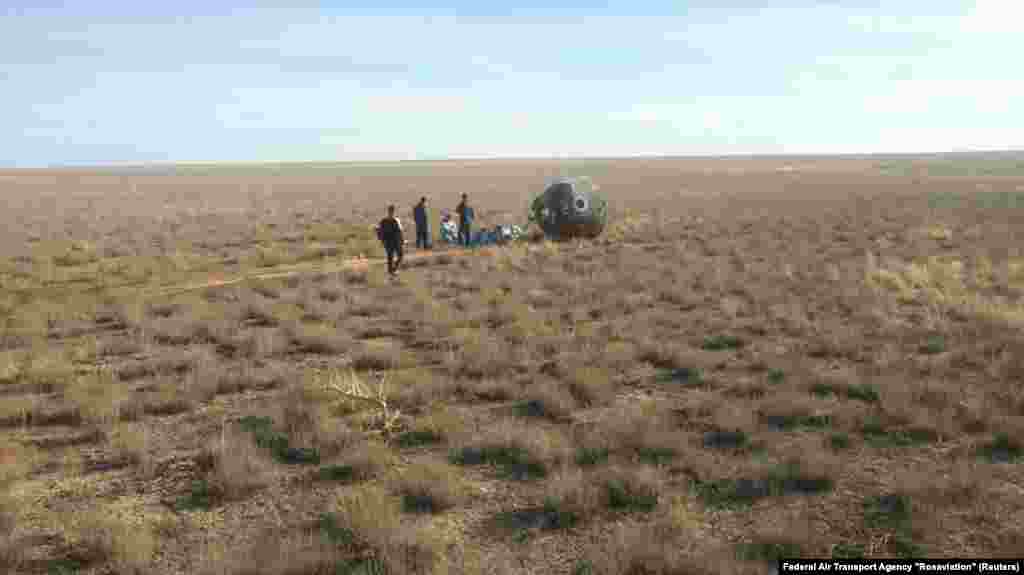 Спасатели вокруг спускаемого аппарата, в котором совершили аварийное приземление американский астронавт Ник Хейг и российский космонавт Алексей Овчинин. Окрестности Жезказгана, 11 октября 2018 года.&nbsp;