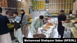 یکی از دکان های فروش میوه خشک در ولایت هرات