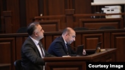 ჯგუფური ძალადობის საქმეების პროკურორები სასამართლო პროცესზე